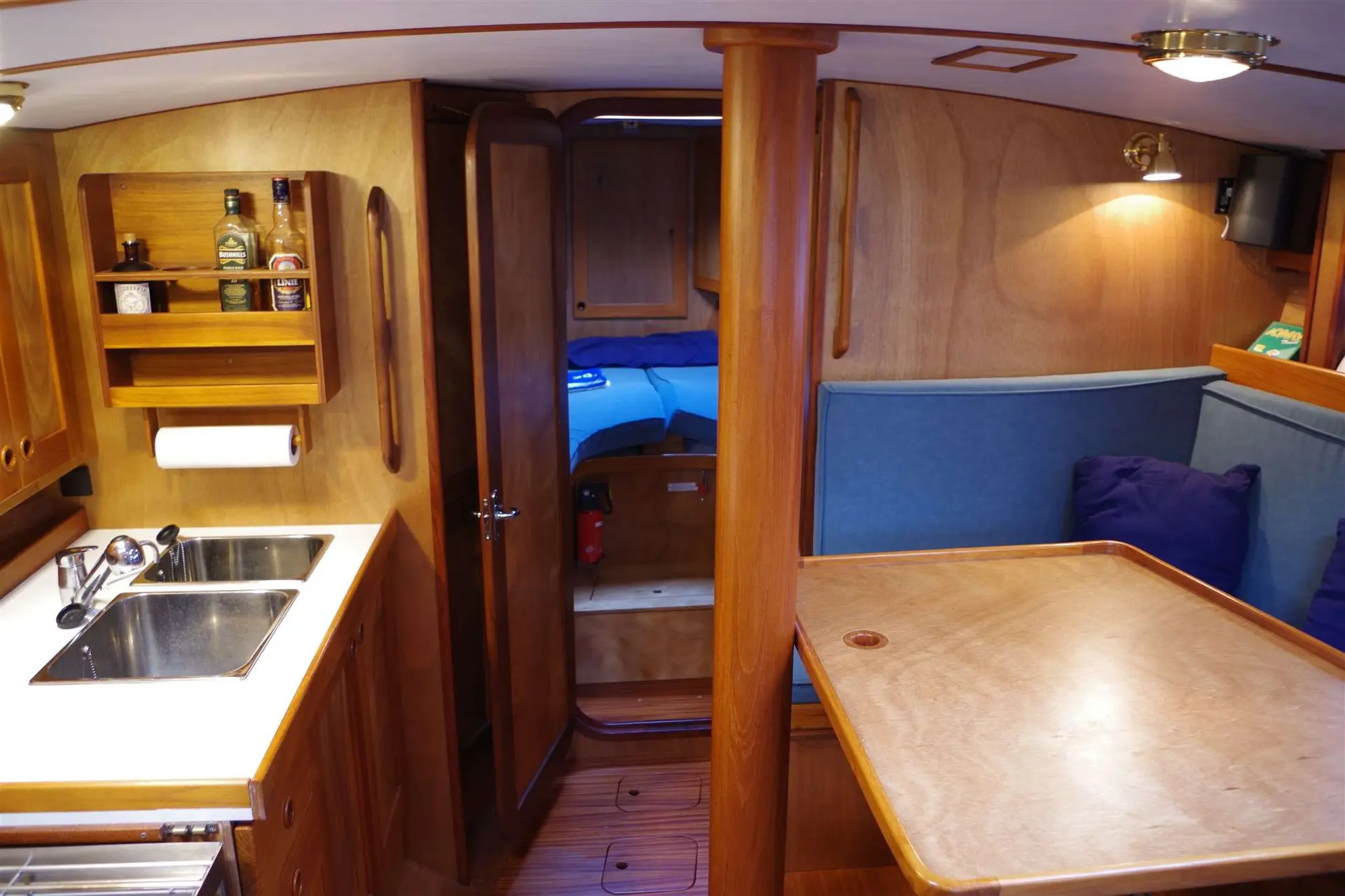 Feltz Skorpion II — Vue intérieure montrant la cuisine, la dinette et l'accès à une cabine.