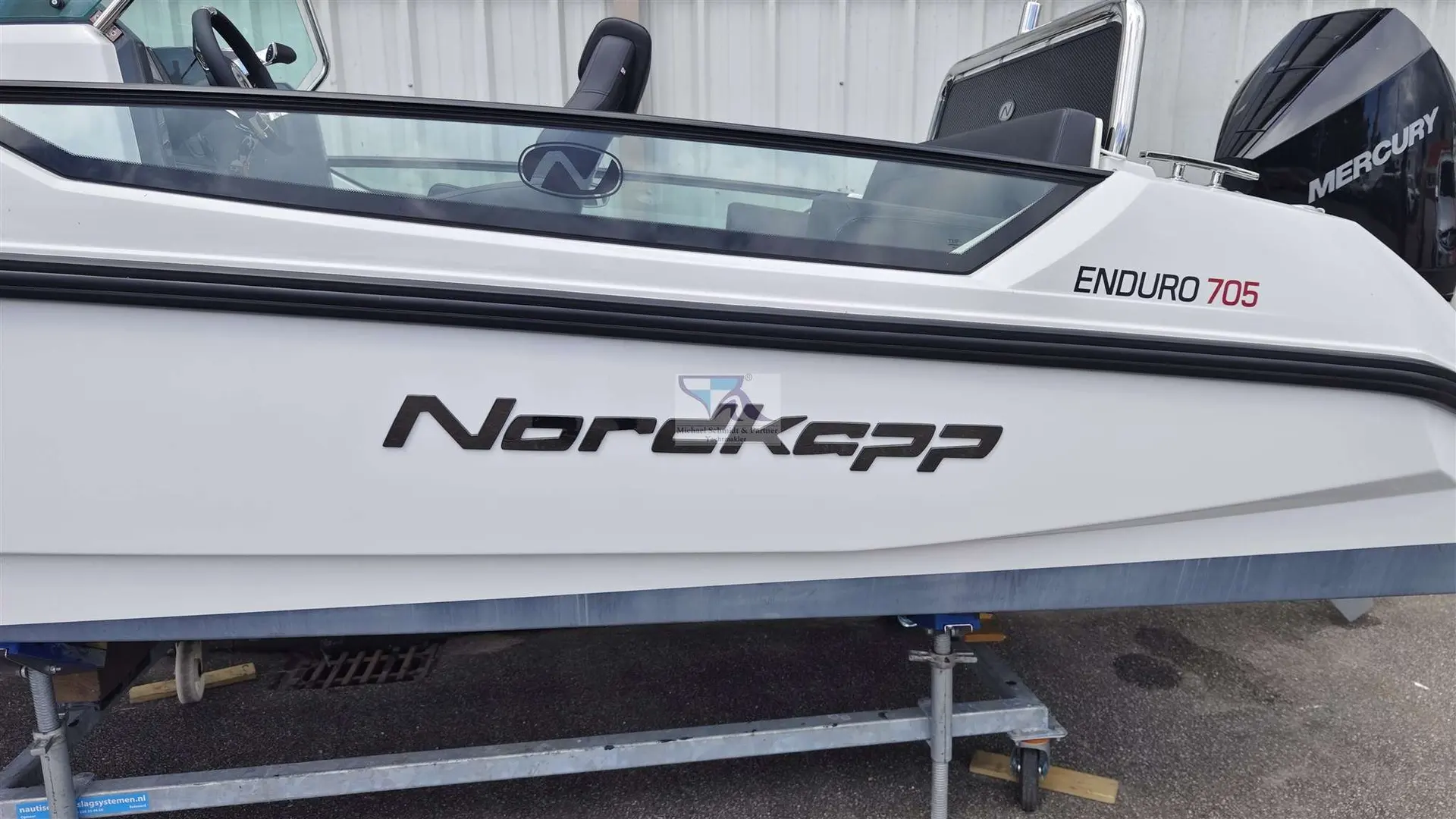 Nordkapp Enduro 705 — Vue rapprochée du flanc d’un bateau Nordkapp Enduro 705 sur remorque.