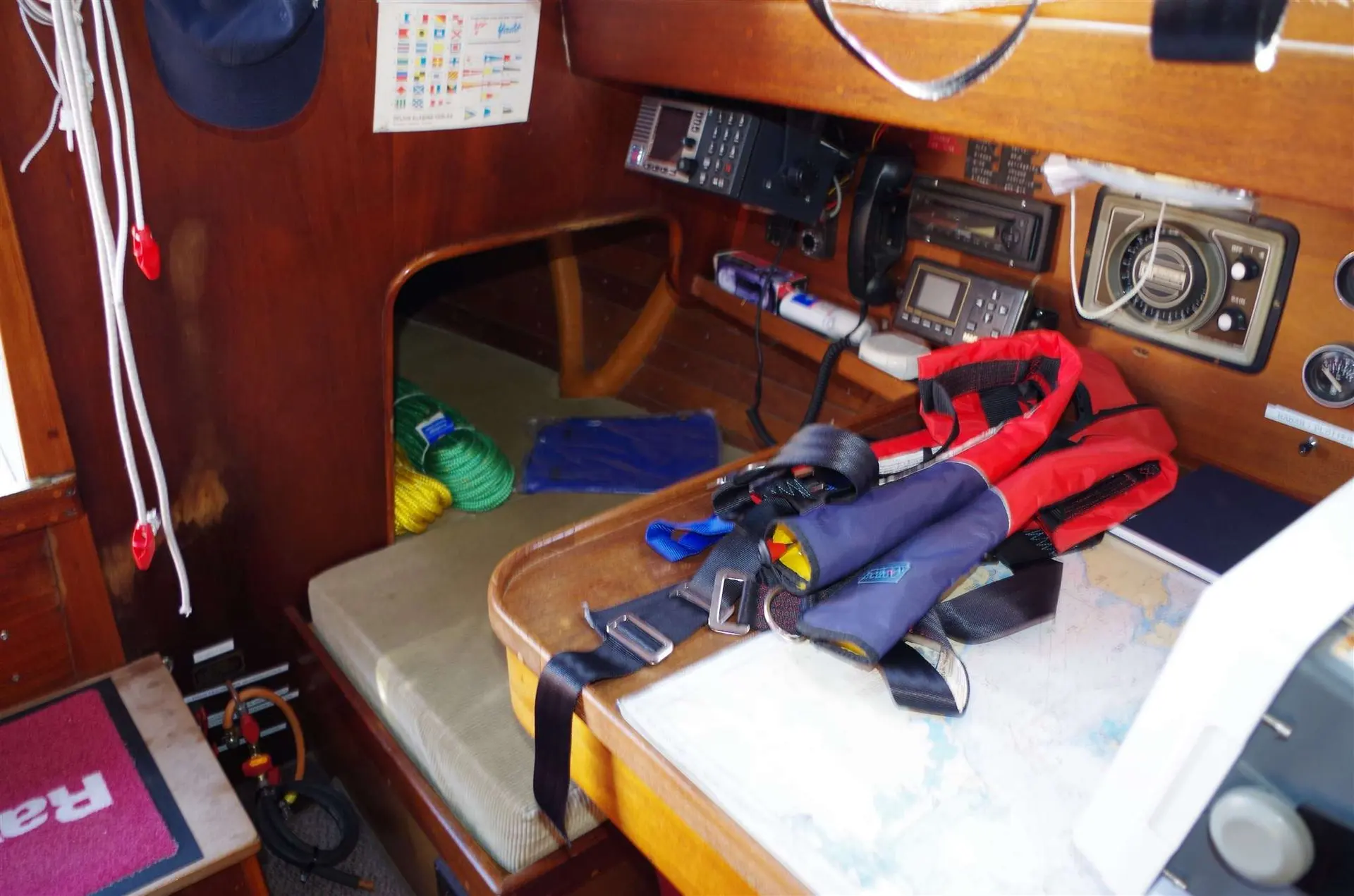 Vindo Marin Vindo 50 — Vue intérieure d'un voilier montrant la table à cartes et des équipements de navigation.