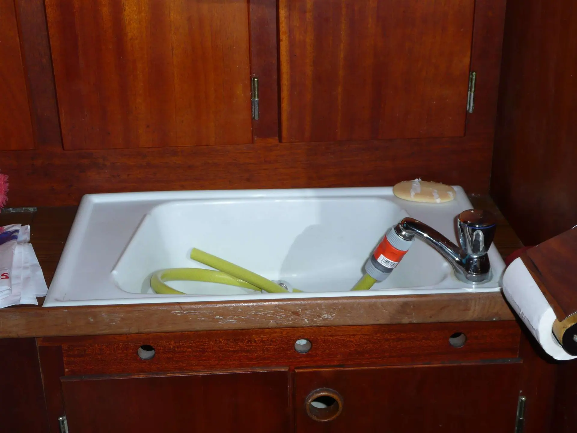 Vindo Marin Vindo 50 — Évier intégré dans un meuble en bois à bord du bateau.