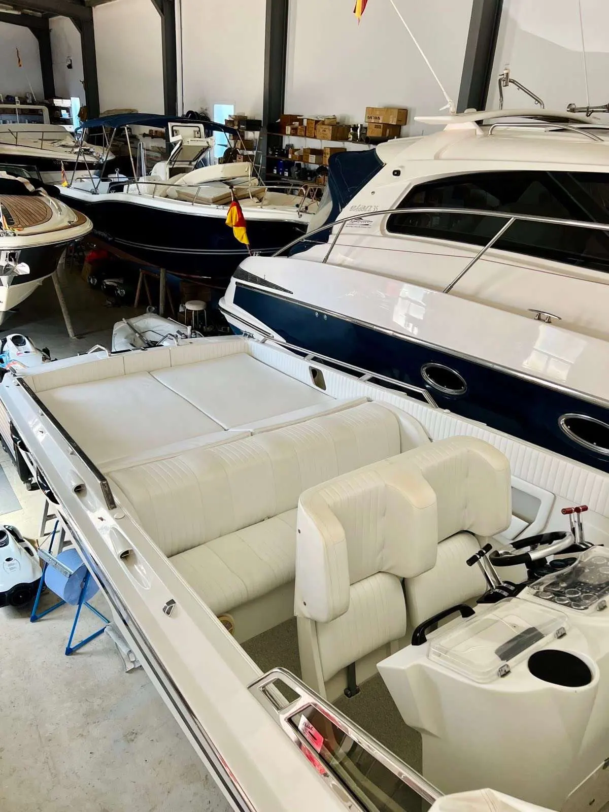 Monte Carlo Offshorer 30 — Cockpit et poste de pilotage d’un bateau exposé dans un hall nautique.