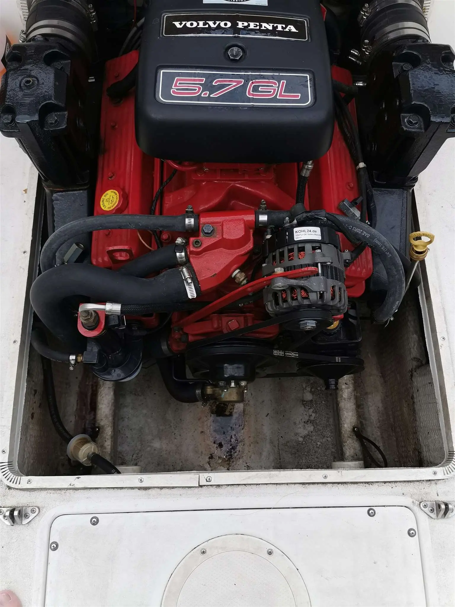 Celebrity 2300 — Vue plongeante sur un moteur marin installé dans son compartiment.