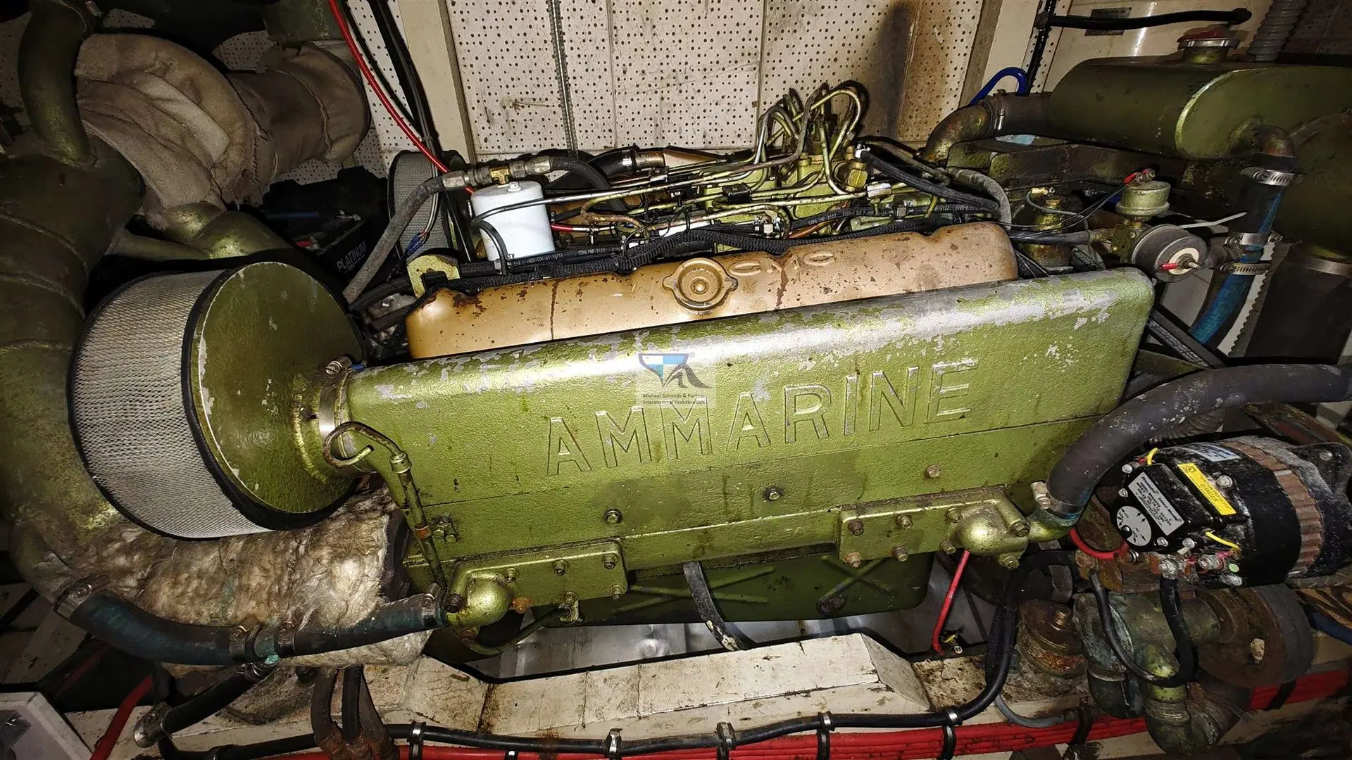 Grand Banks 48 — Vue rapprochée d’un moteur marin installé dans le compartiment moteur.