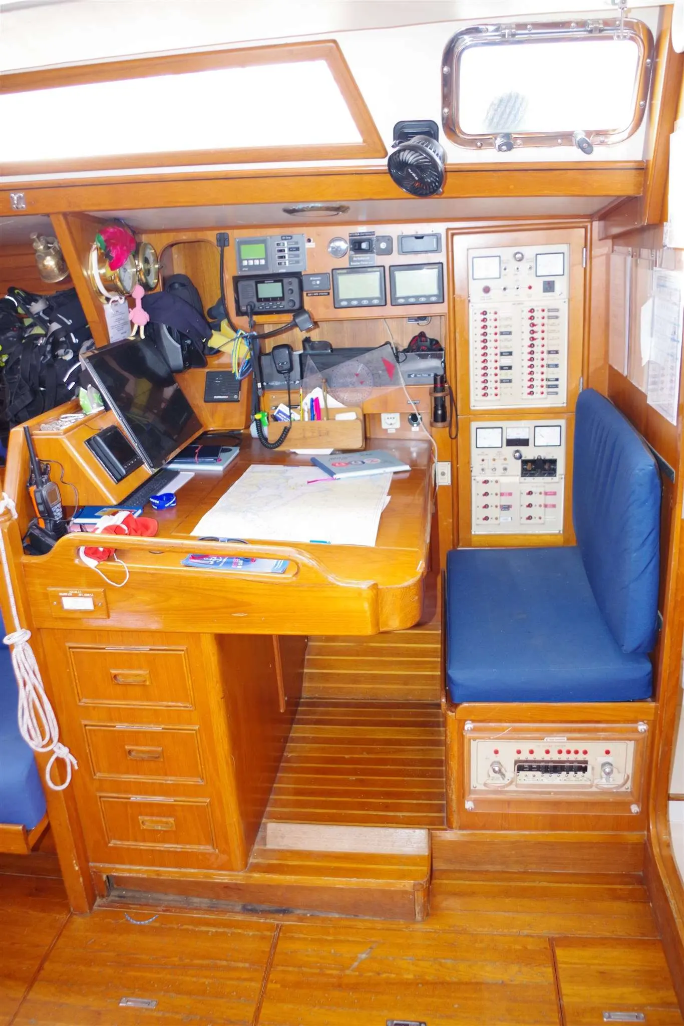 Hylas Yachts Hylas 51 — Poste de navigation intérieur avec instruments, cartes et tableau électrique.