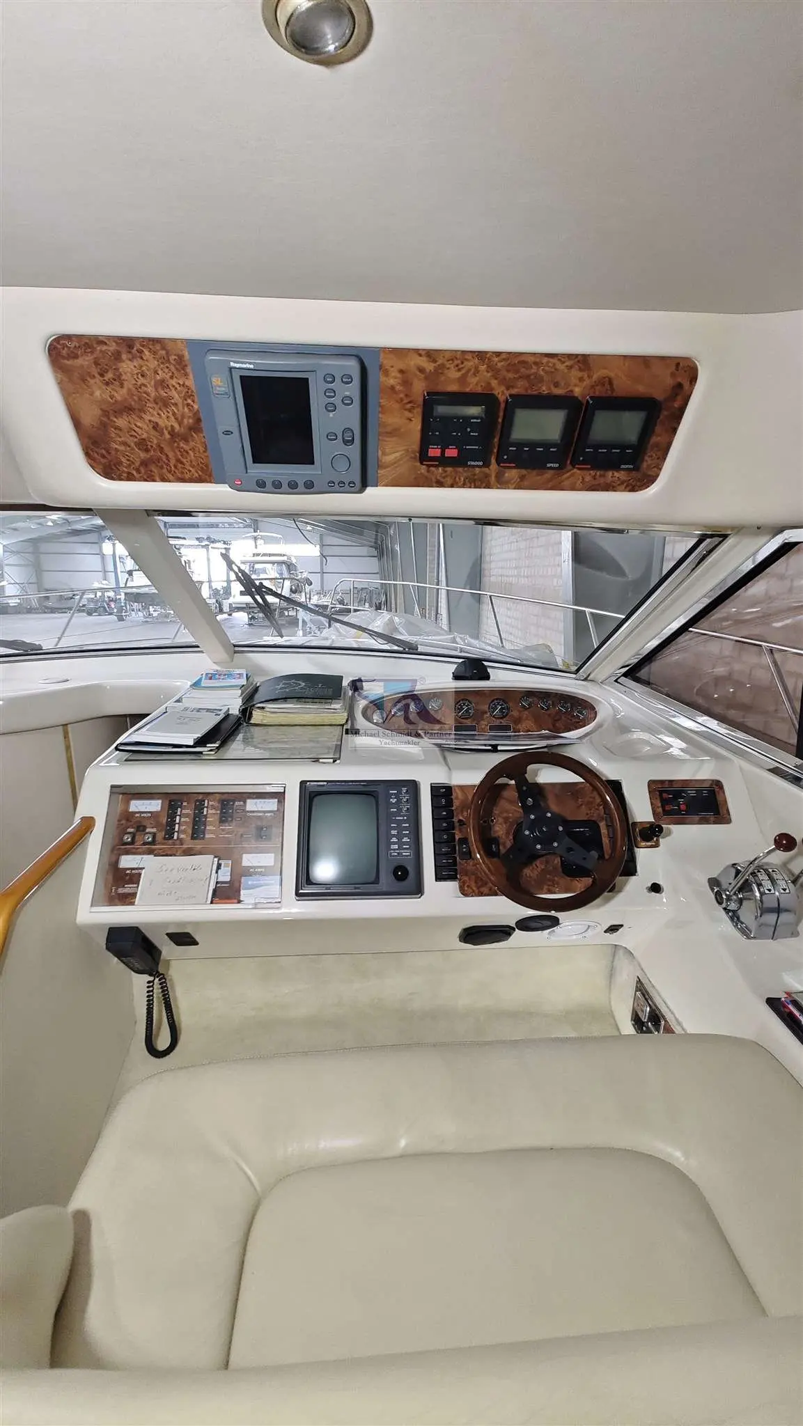 Princess 420 — Poste de pilotage intérieur avec instruments, commandes et fauteuil en cuir.