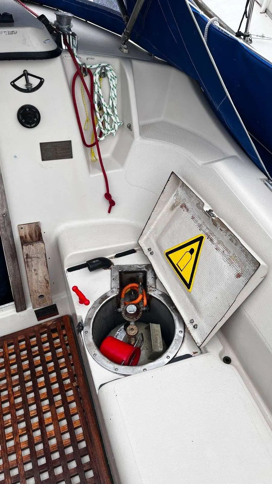 Dehler Delanta 76 — Vue du cockpit avec un compartiment technique ouvert et ses équipements.