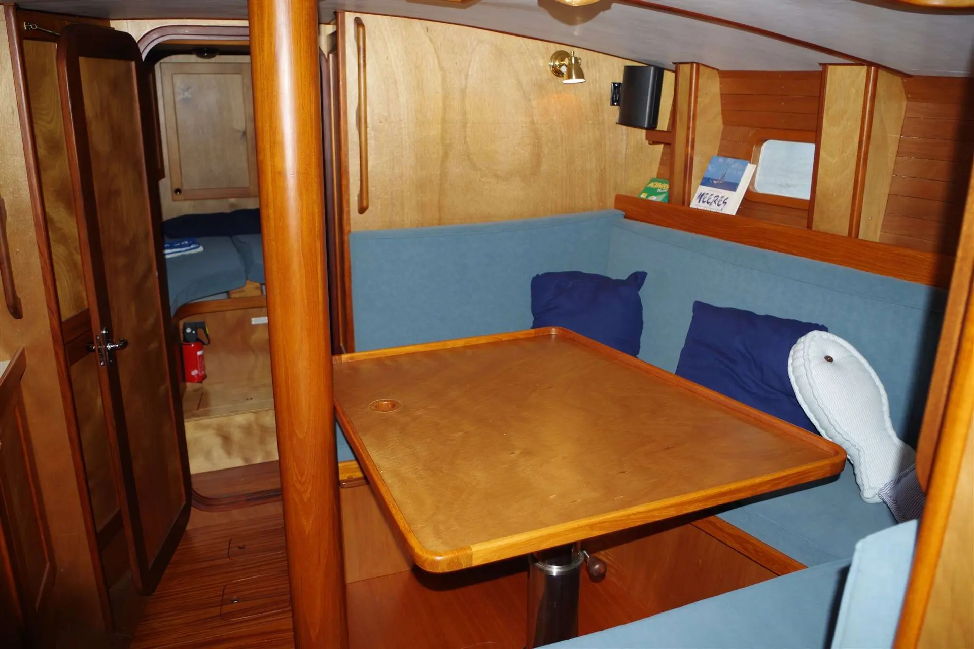 Feltz Skorpion II — Vue intérieure d’un carré avec table, banquettes et accès à une cabine.