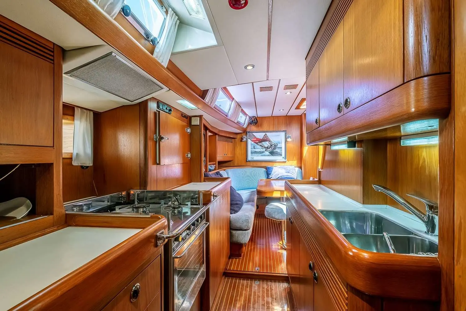 Nautor Swan Swan 57 — Vue intérieure montrant la cuisine et le salon d’un bateau.
