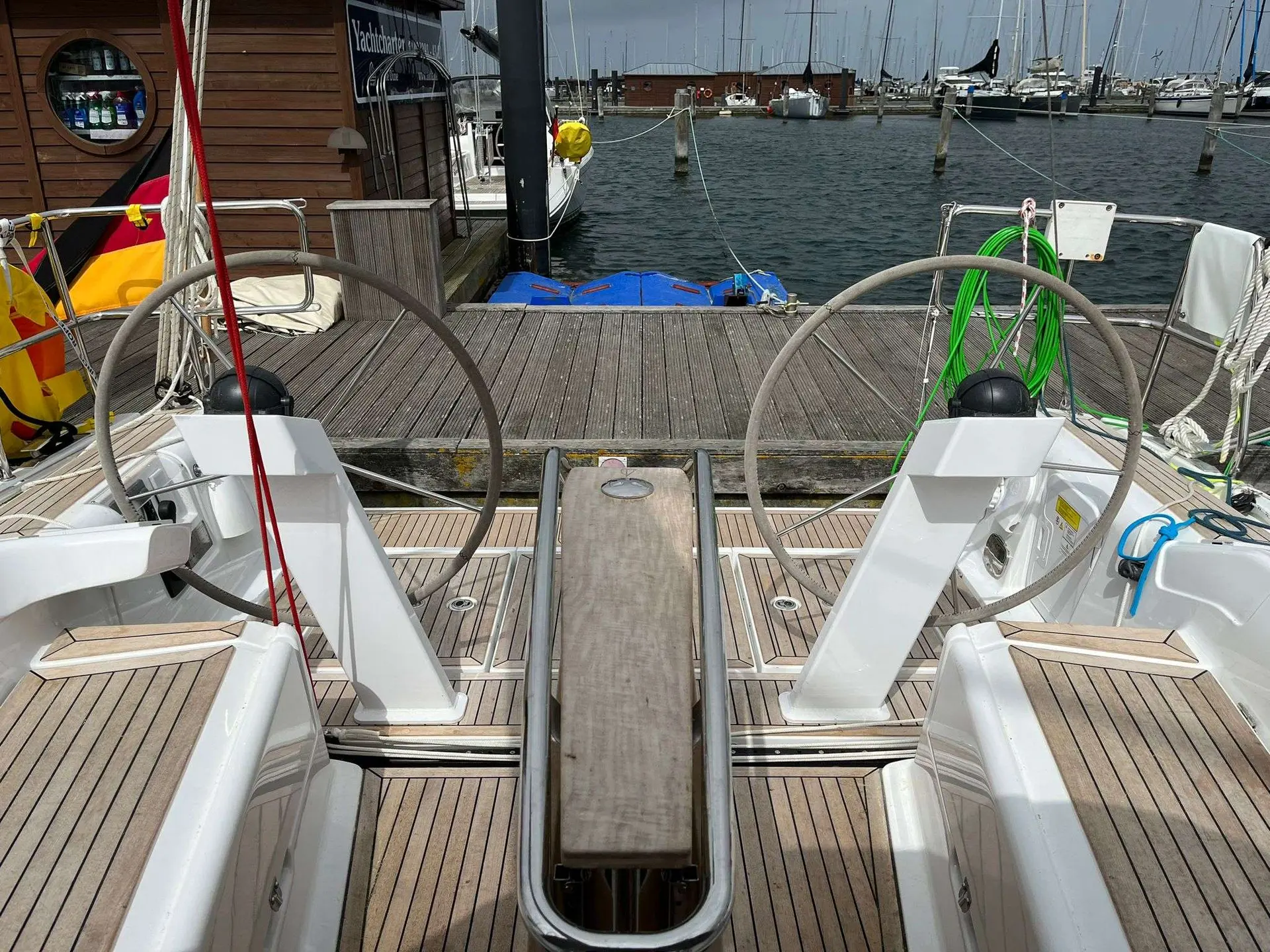 Dehler 38 — Cockpit arrière d’un voilier avec deux barres à roue et une passerelle centrale.