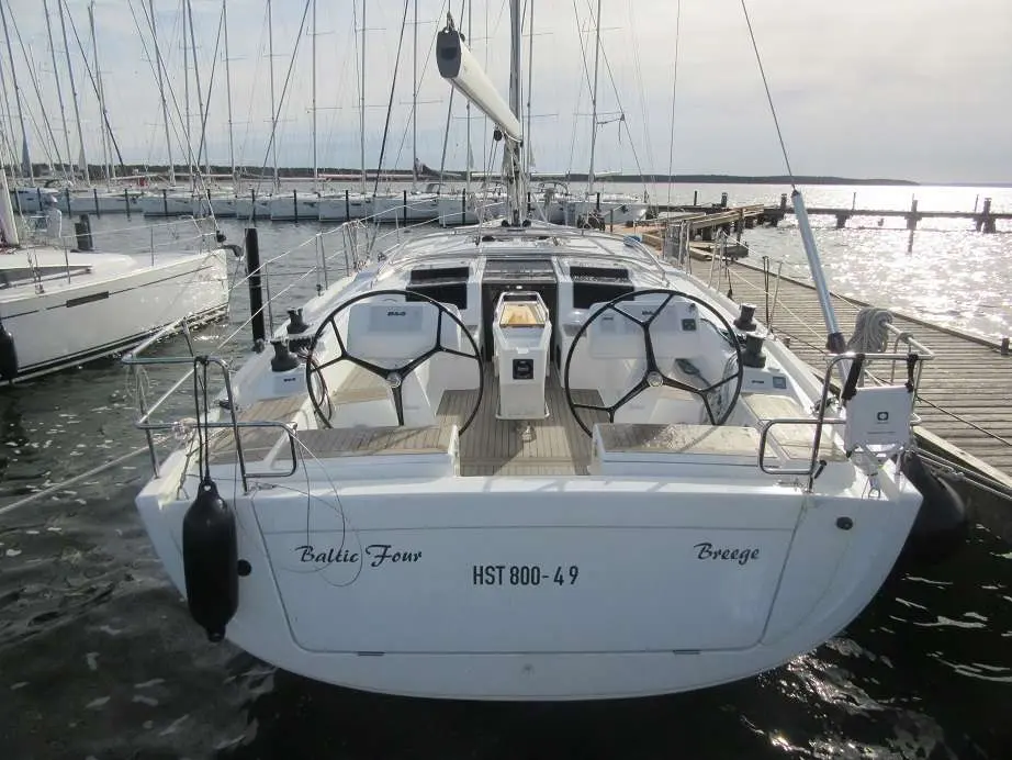 Hanse 458 — Voilier vu de l’arrière, amarré dans un port, avec cockpit à double barre.