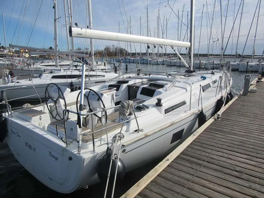 Hanse 458 — Voilier blanc amarré à un ponton, photographié de trois quarts arrière.