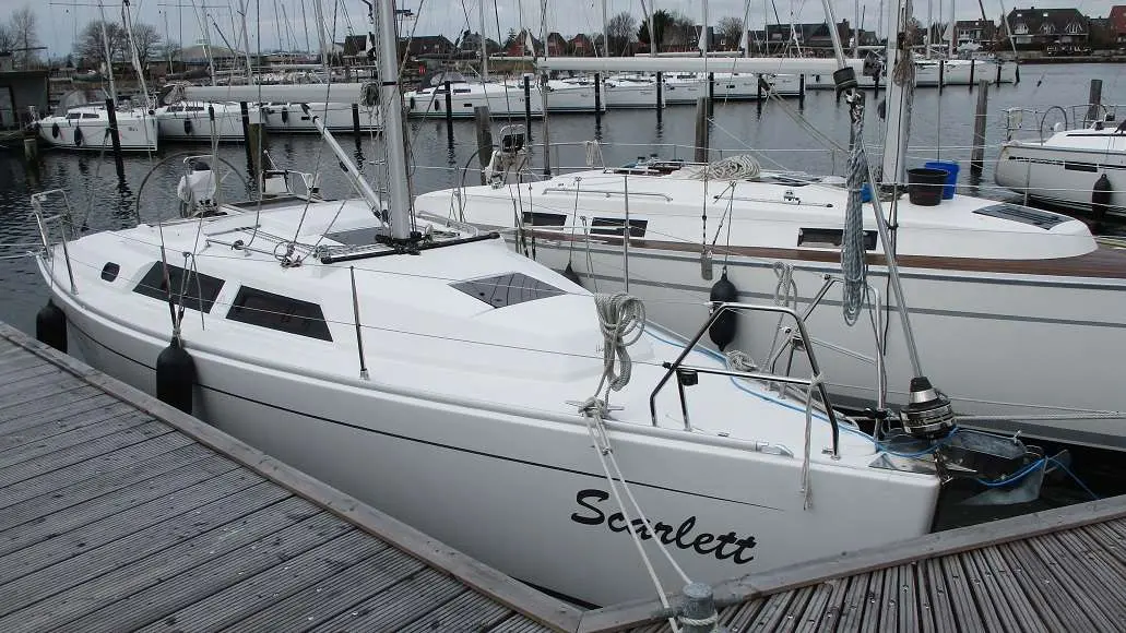 Hanse 325 — Voilier blanc amarré dans une marina, vu de trois quarts bâbord.