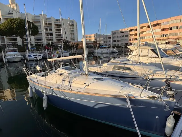 Beneteau First 211 — Voilier amarré dans un port, photographié de trois quarts avant.