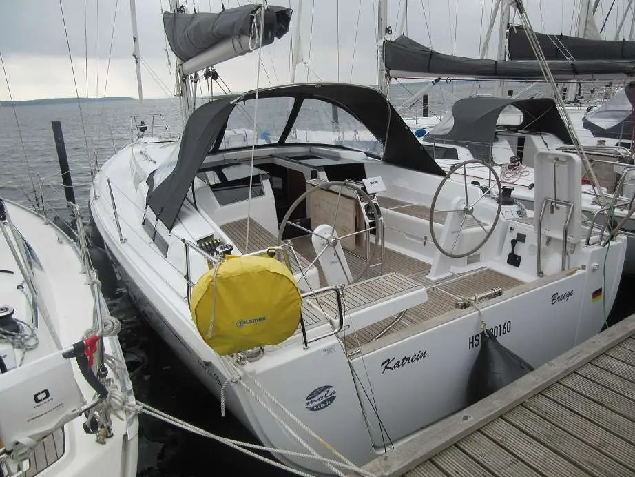 Hanse 418 — Voilier blanc vu de trois quarts arrière dans une marina.