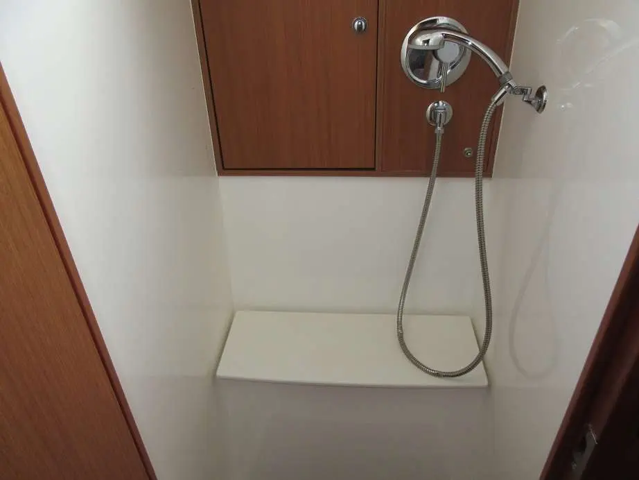 Bavaria Cruiser 45 — Douche intérieure avec mitigeur, flexible et petit banc intégré.