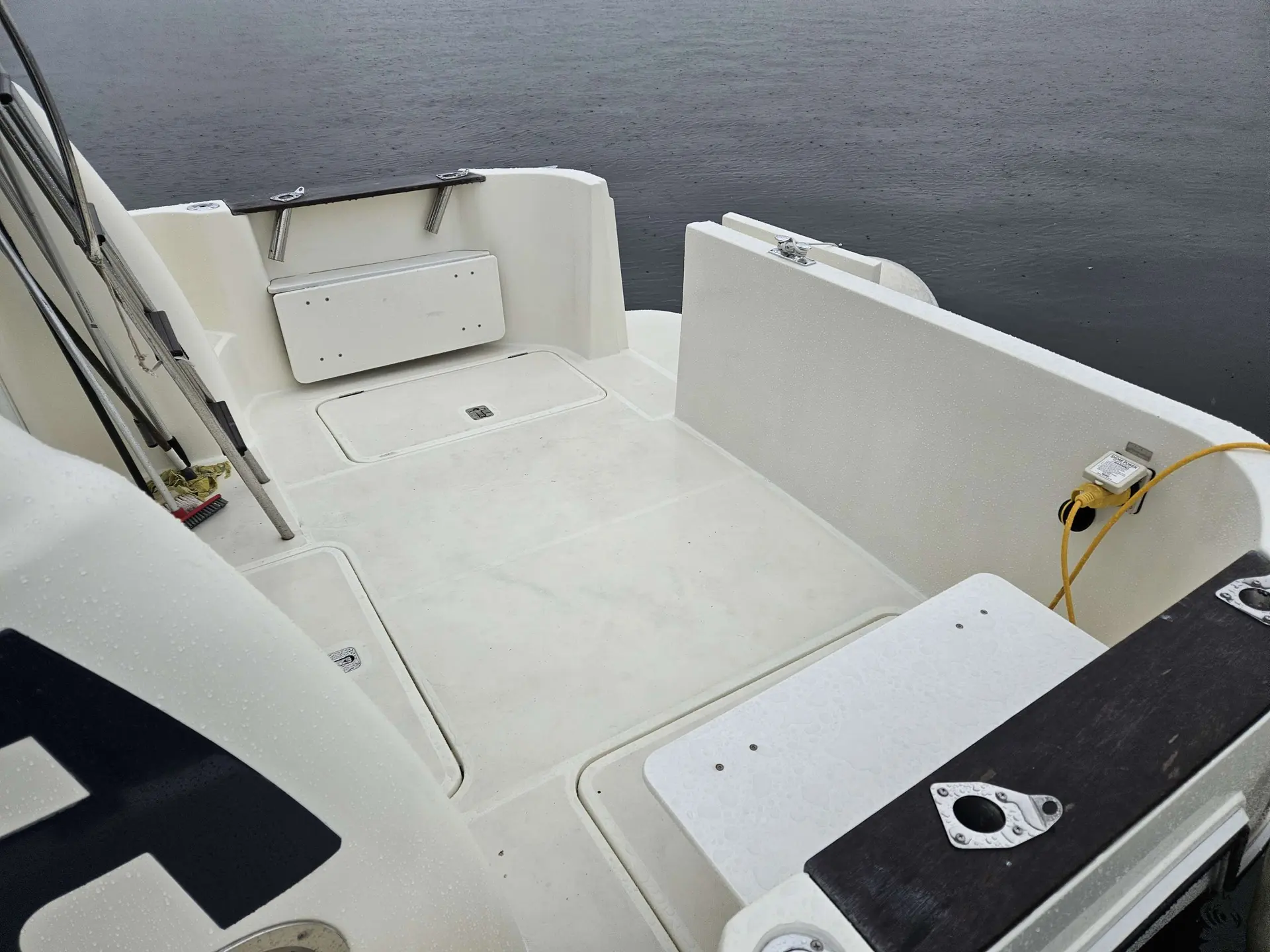 Rodman 940 — Vue du cockpit arrière avec banquettes, coffres et équipements visibles.