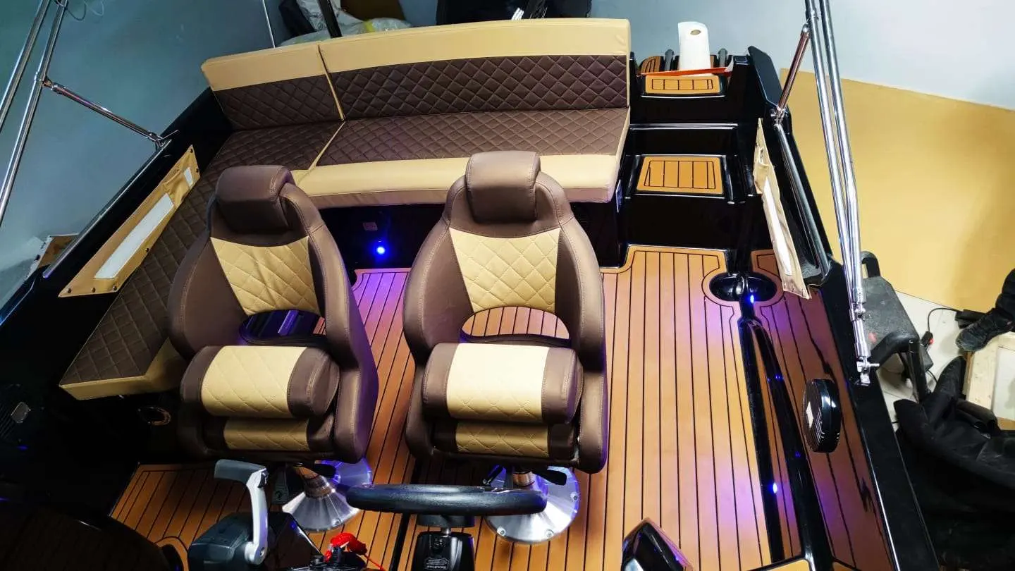 Marine Time QX 620 — Vue plongeante sur le cockpit avec sièges, banquette arrière et plancher imitation teck.