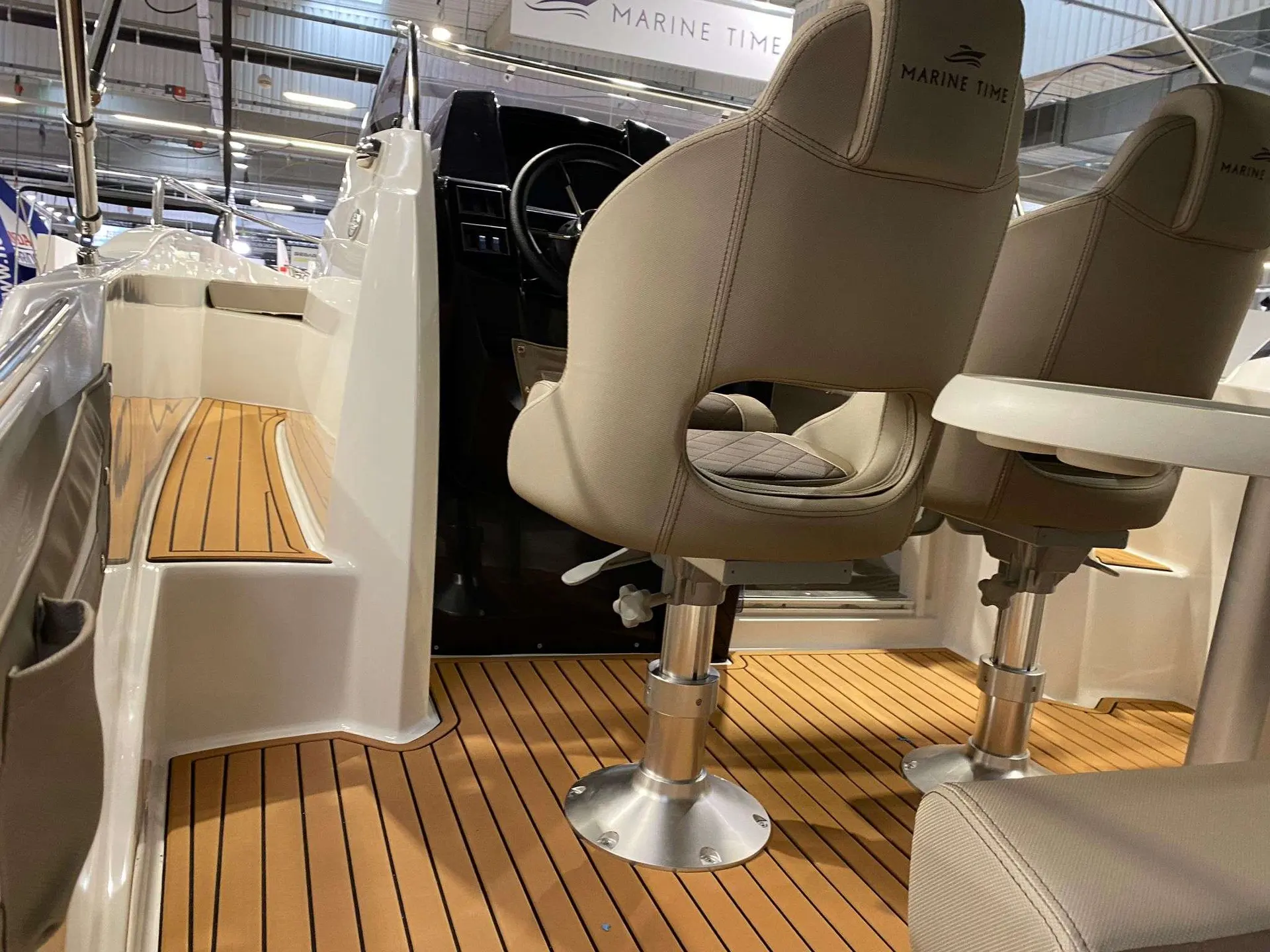 Marine Time QX 620 — Cockpit avec deux sièges, poste de pilotage et pont en teck.