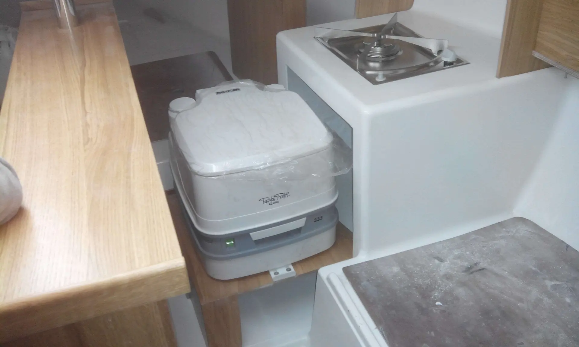 Mariner Yachts 20 — Vue partielle d’un aménagement intérieur avec réchaud et toilettes portables.
