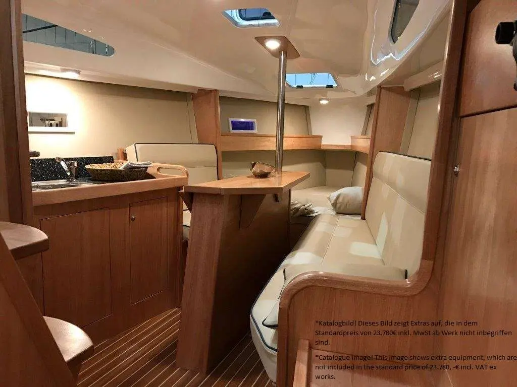 Viko Boats Viko S26 — Vue intérieure du salon et de la cuisine d'un voilier.