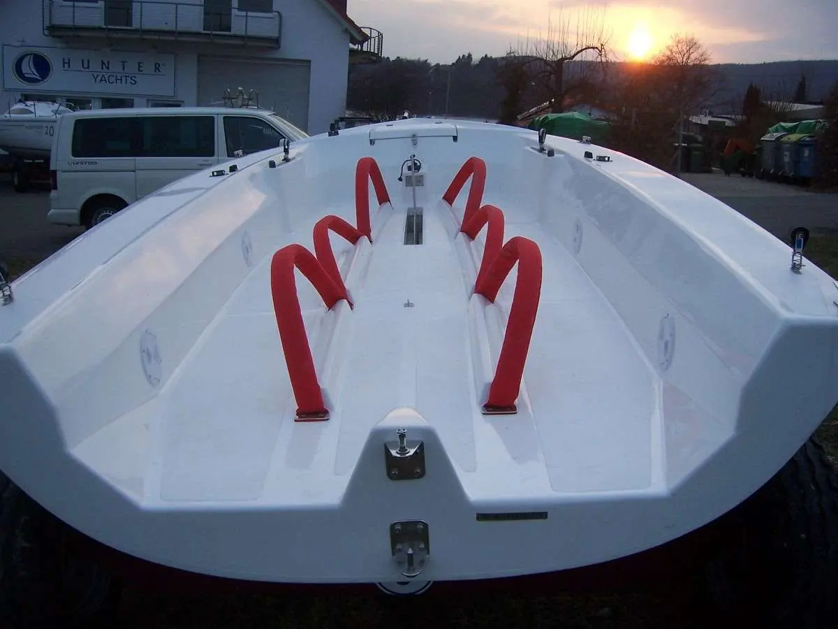 Mariner Yachts 19 — Vue du pont avant d’un bateau blanc équipé de sangles rouges.