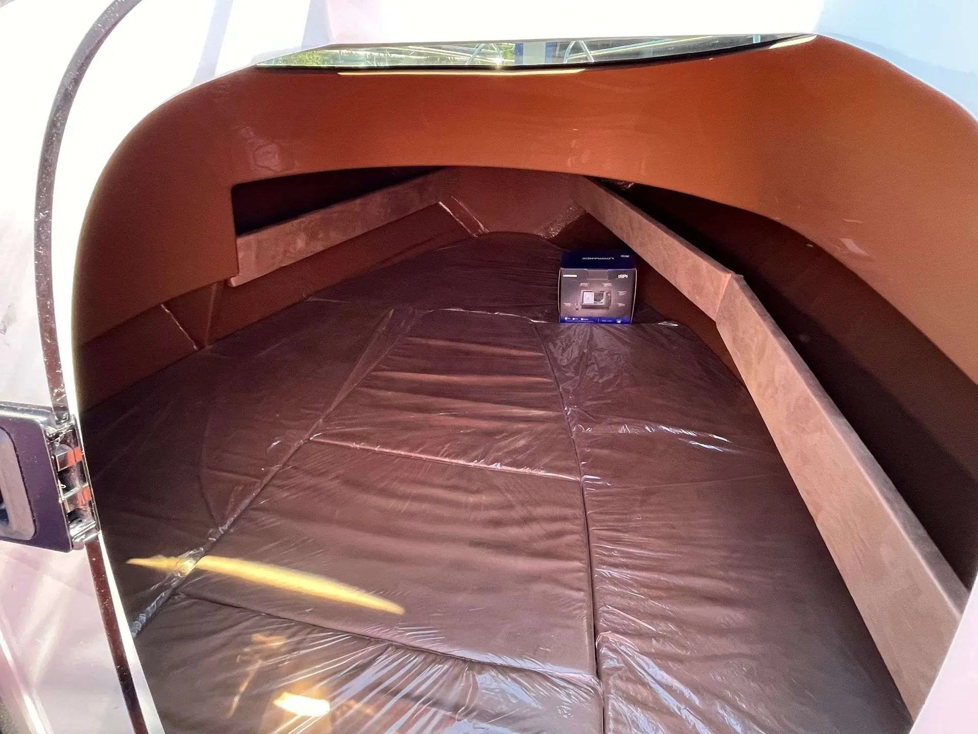 Marine Time QX 620 — Couchette avant protégée par une housse dans la cabine du bateau.