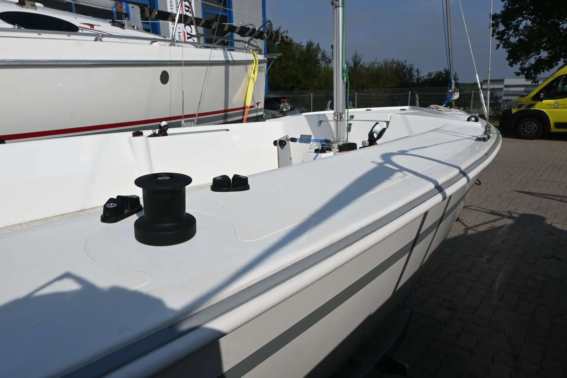 Mariner Yachts 19 — Vue rapprochée du pont avant et du gréement d’un voilier blanc à quai.