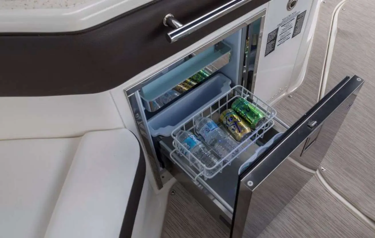 Sea Ray 320 DAE — Réfrigérateur ouvert avec boissons et clayettes visibles à bord du bateau.