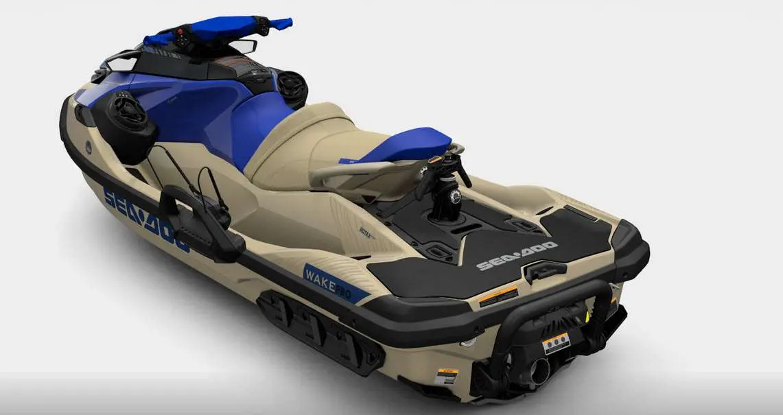 Sea Doo Wake Pro 230 — Scooter des mers bleu et beige vu en trois quarts sur fond blanc.