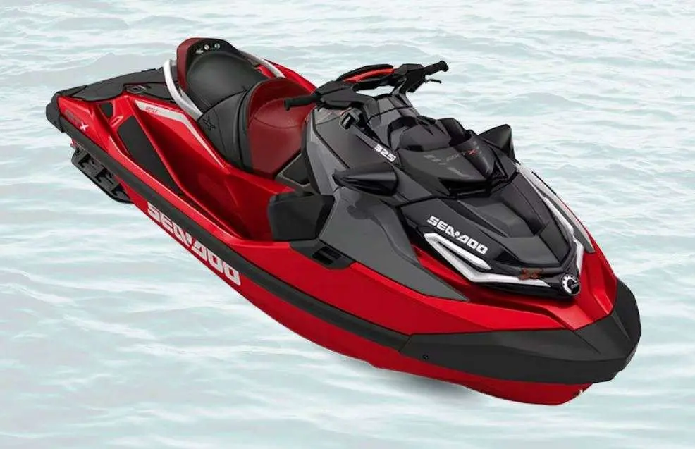 Sea Doo RXT — Scooter des mers rouge et noir photographié de trois quarts sur l’eau.