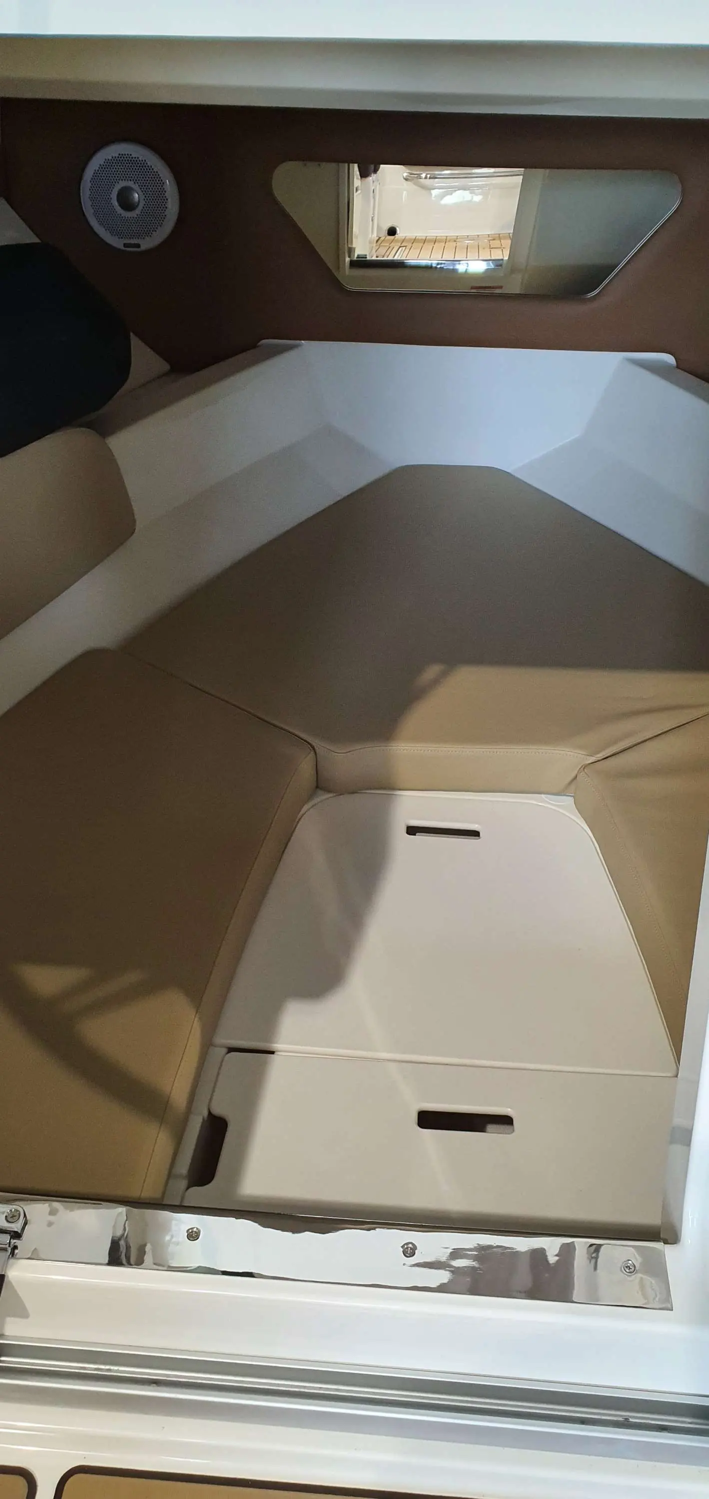 Sea Ray 230 SSOE — Vue partielle d'une couchette intérieure avec haut-parleur et ouverture vitrée.