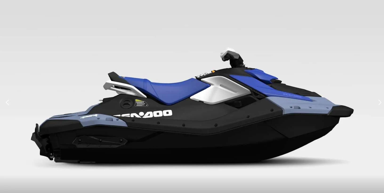 Sea Doo Spark — Motomarine bleue et noire vue de profil sur fond clair.