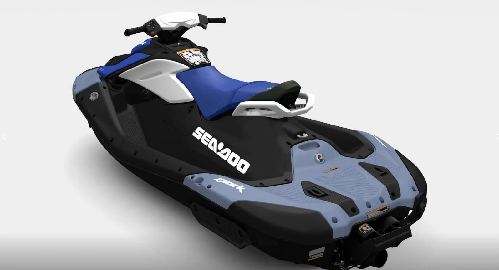 Sea Doo Spark — Motomarine bleue et noire présentée en vue trois quarts sur fond blanc.