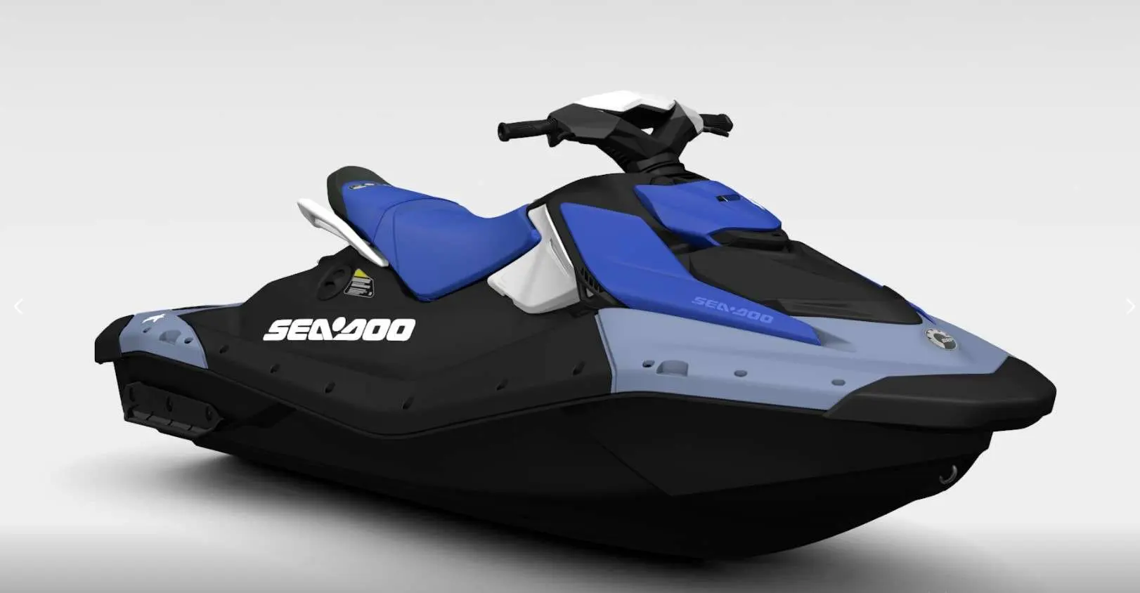 Sea Doo Spark — Scooter des mers bleu, gris et noir présenté en vue trois quarts sur fond blanc.