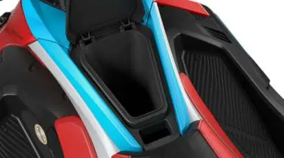 Yamaha Jet Blaster — Vue rapprochée de la partie centrale d’une embarcation nautique colorée.