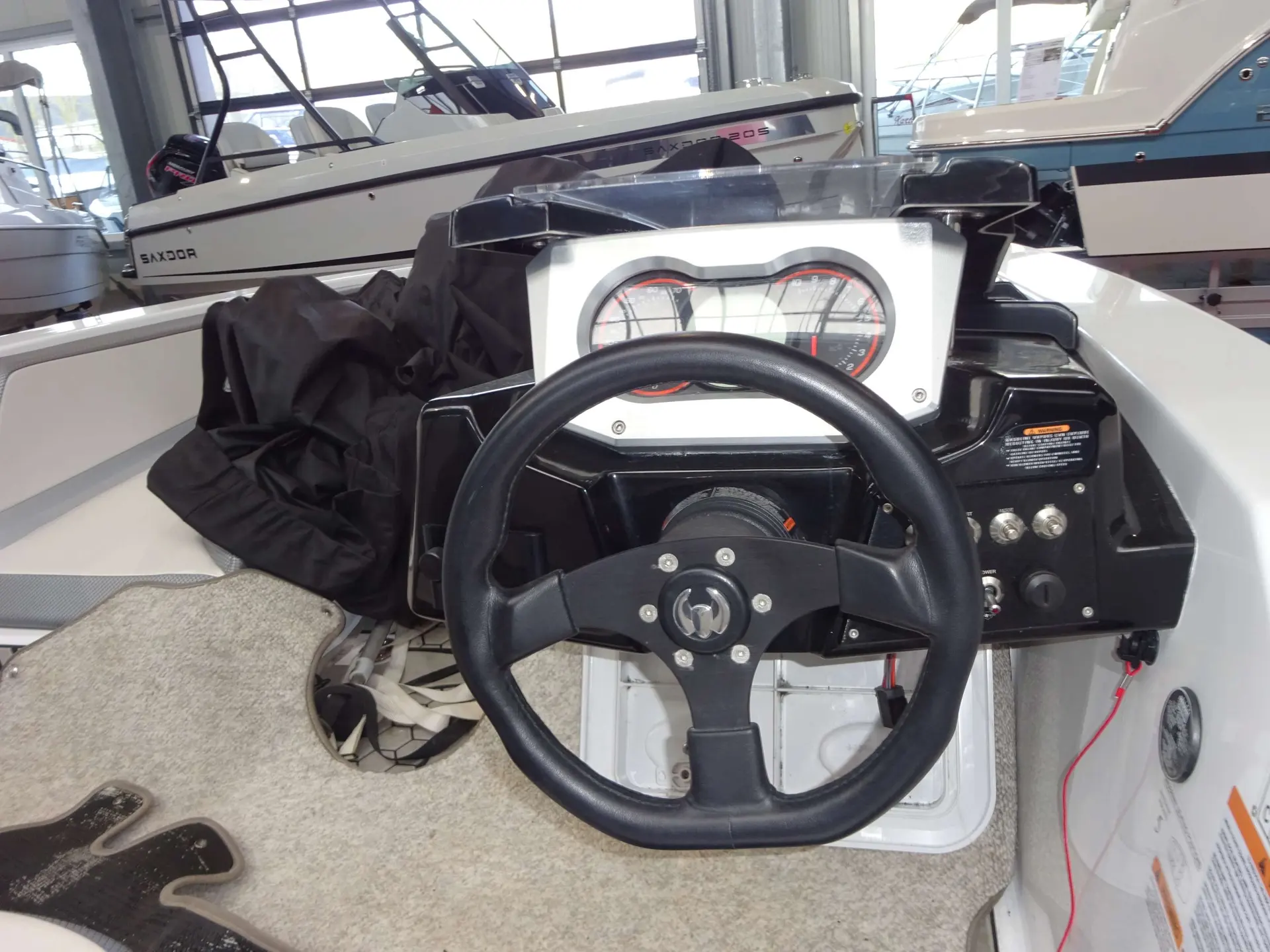 Scarab Boats Scarab 165 Gost — Vue du poste de pilotage avec volant, instrumentation et commandes.