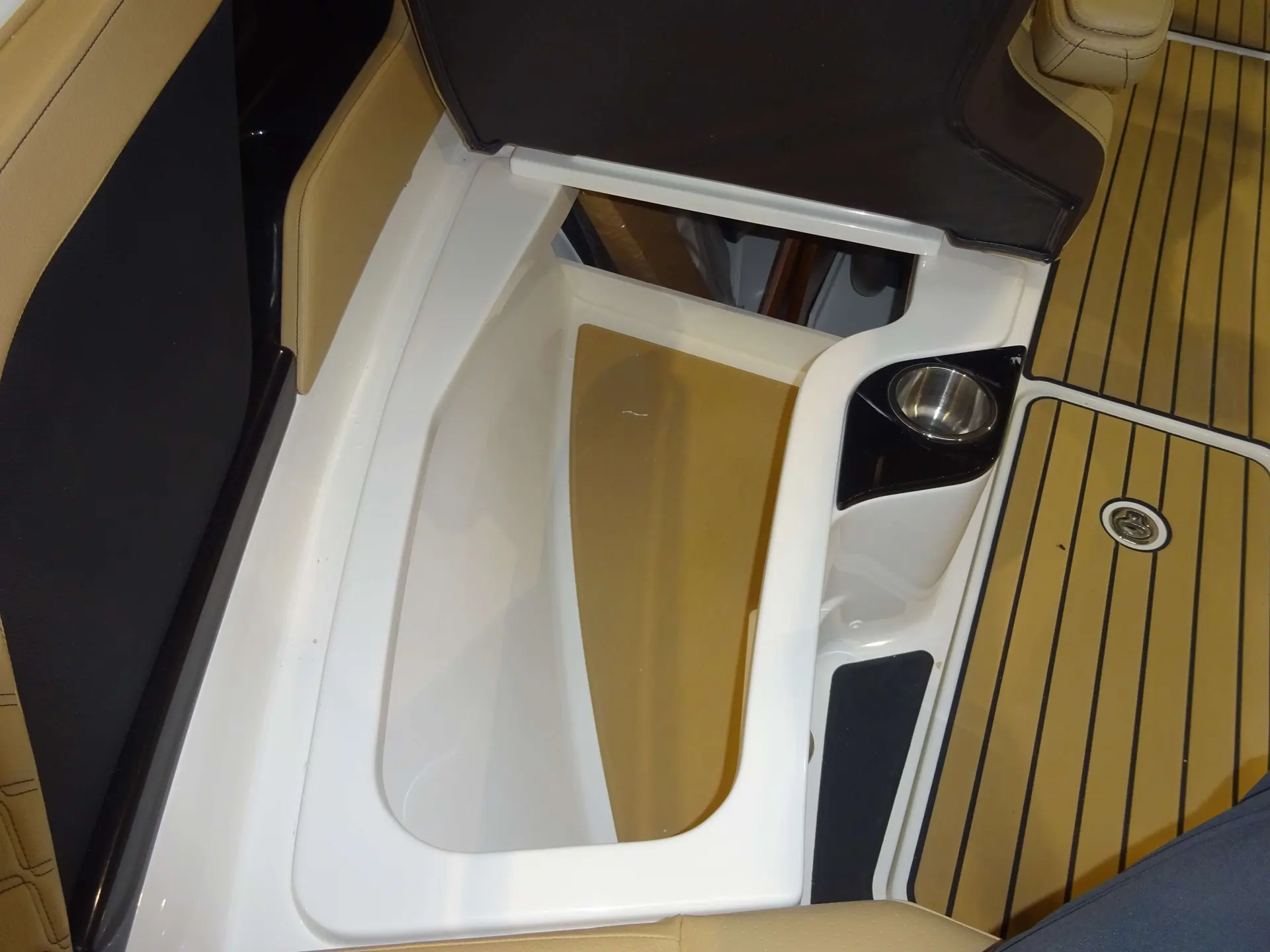 Sea Ray 260 — Vue rapprochée du cockpit avec évier, porte-gobelet et plancher antidérapant.