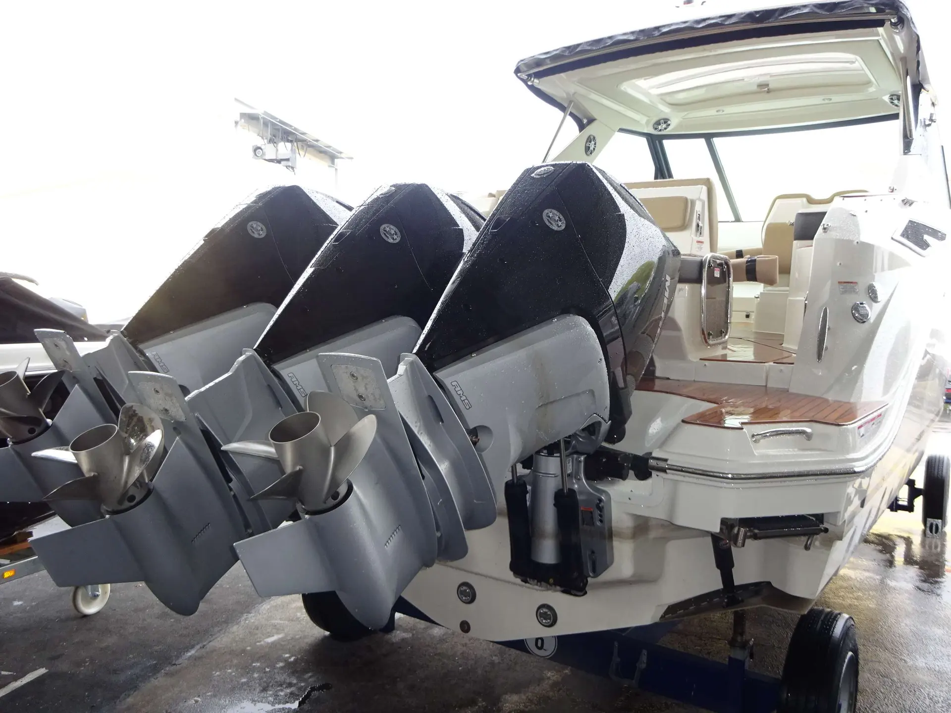 Sea Ray 320 DAE — Vue arrière d’un bateau équipé de trois moteurs hors-bord à doubles hélices.