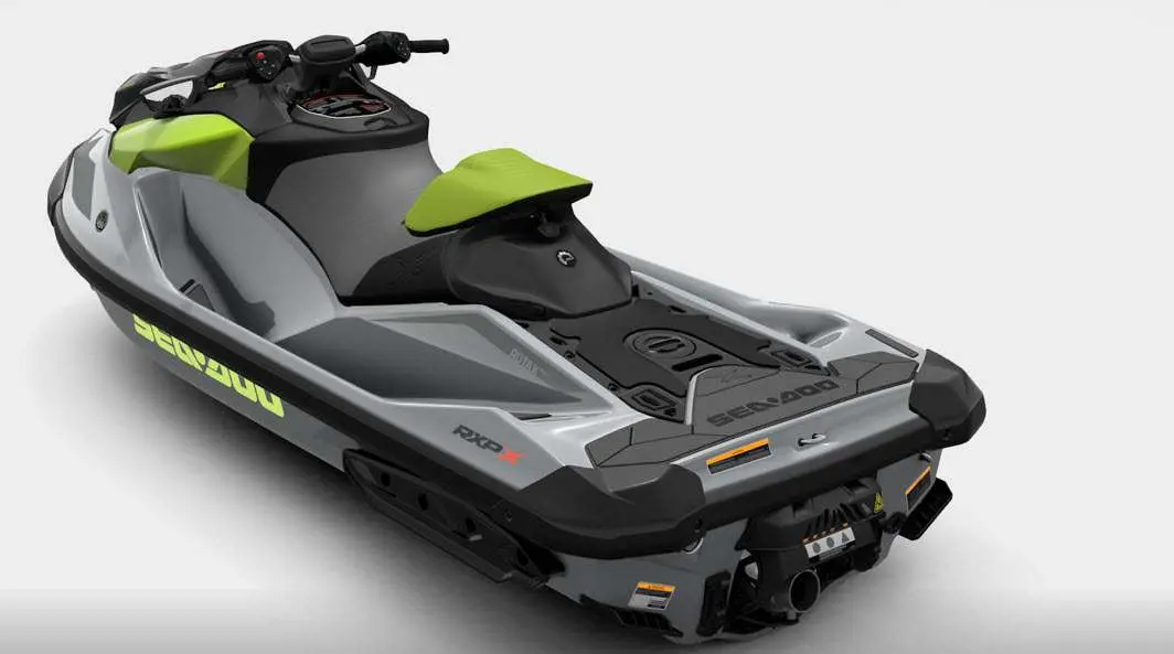Sea Doo RXT — Jet-ski gris, noir et vert présenté en vue trois quarts sur fond blanc.