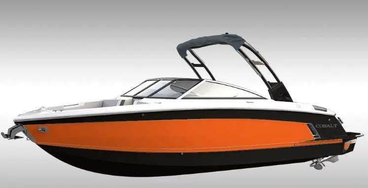 Cobalt R8 — Bateau à moteur vu de profil, avec coque orange et noire et arceau de sport.
