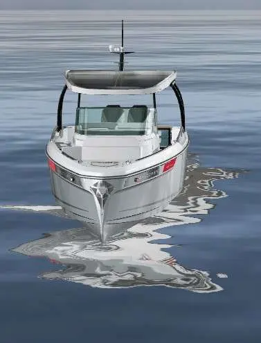 Saxdor 270 GTO — Bateau vu de face, flottant sur une eau calme.