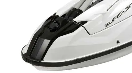 Yamaha Super Jet — Vue rapprochée de l’avant blanc d’un jet-ski sur fond blanc.