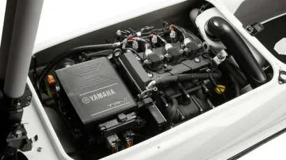 Yamaha Super Jet — Vue rapprochée du compartiment moteur d’un bateau, avec un moteur Yamaha visible.