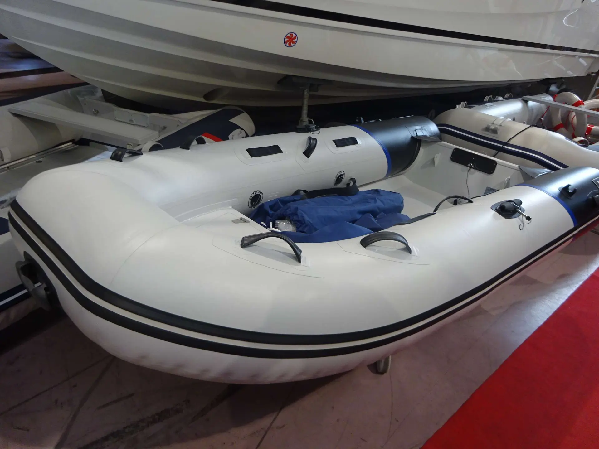 Yamaha Yam 310 Taf — Annexe pneumatique blanche présentée dans un espace intérieur.