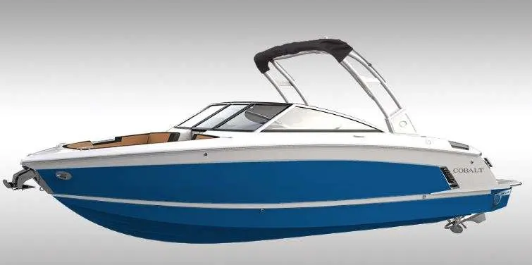 Cobalt R6 — Vue latérale d’un bateau à moteur bleu et blanc, avec arceau de bimini relevé.