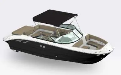 Sea Ray 250 SDXE — Bateau à moteur vu de trois quarts, avec taud noir et cockpit ouvert.
