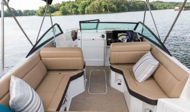 Sea Ray 250 SDXE — Vue du cockpit avec sièges, banquettes et poste de pilotage sur l’eau.