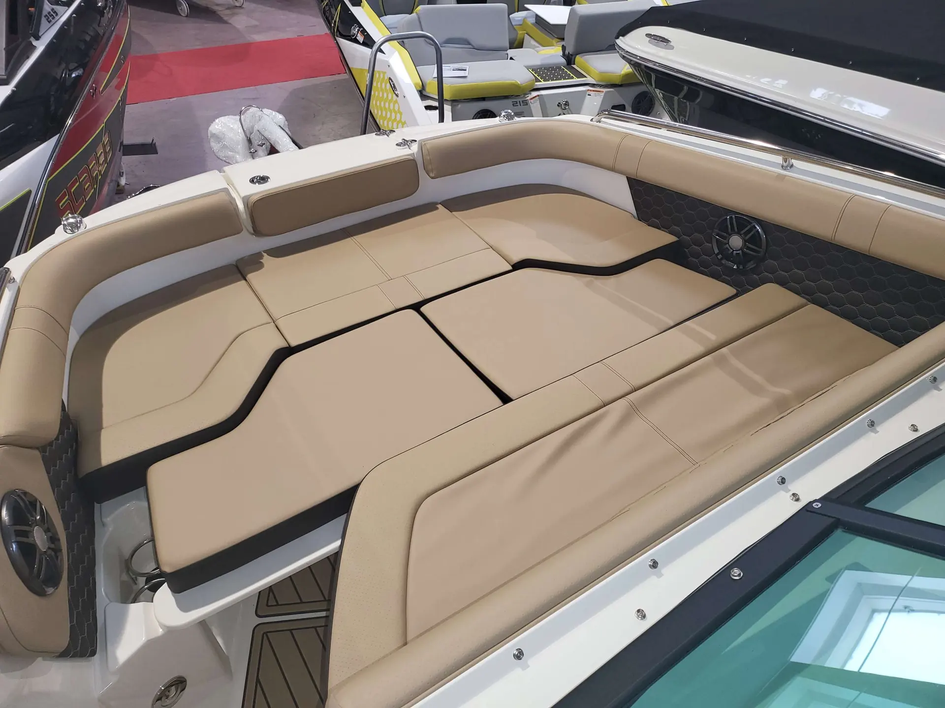 Sea Ray 250 SDXE — Vue rapprochée de la banquette avant et de l'aménagement intérieur d'un bateau.