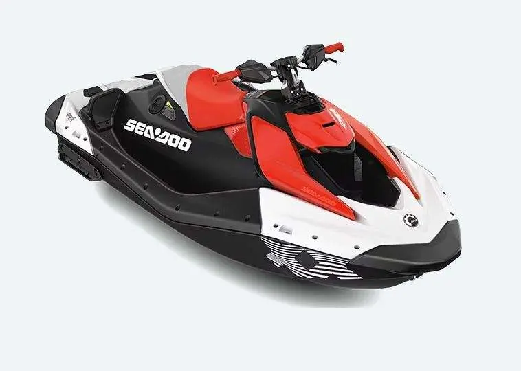 Sea Doo Spark Trixx — Jet-ski rouge, noir et blanc vu en trois quarts sur fond clair.