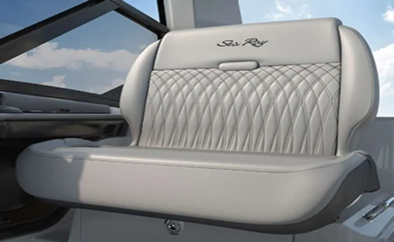 Sea Ray 370 — Gros plan sur un siège rembourré à motifs matelassés dans le bateau.